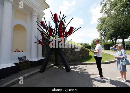 KIEW, 04. JUNI 2022 - zu Ehren des Gedenktages der Kinder, die infolge der bewaffneten Aggression der russischen Föderation gegen die Ukraine ums Leben kamen, präsentiert das Nationalmuseum für Geschichte der Ukraine während des Zweiten Weltkriegs ein multimediales Projekt „Kinder...“: Unter dem Bogen des Oberen Moskauer Tores der Festung Pechersk aus dem 15.. Jahrhundert entstand ein Martyrolog der Kinder, die während des großangelegten russisch-ukrainischen Krieges ums Leben kamen. Die Tragödie wird durch das Kunstobjekt "Baum der Erinnerung" ausgedrückt - die Metapher des Todes von Kindern im Krieg, Kiew, Hauptstadt der Ukraine. Dieses Foto darf nicht dist sein Stockfoto