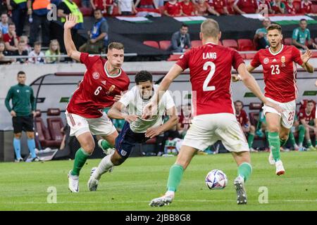 Budapest. 4.. Juni 2022. Der ungarische Willi Orban (1. L) steht während der UEFA Nations League Einem Spiel der Gruppe 3 zwischen Ungarn und England am 4. Juni 2022 im Stadion der Puskas Arena in Budapest, Ungarn, mit dem englischen Jude Bellingham (2. L) gegenüber. Quelle: Attila Volgyi/Xinhua/Alamy Live News Stockfoto