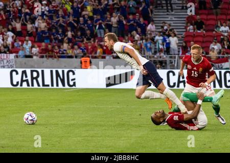 Budapest. 4.. Juni 2022. Der englische Harry Kane (L) steht mit dem ungarischen Loic Nego (C) während der UEFA Nations League Am 4. Juni 2022 Im Stadion der Puskas Arena in Budapest, Ungarn, einem Spiel der Gruppe 3 zwischen Ungarn und England gegenüber. Quelle: Attila Volgyi/Xinhua/Alamy Live News Stockfoto