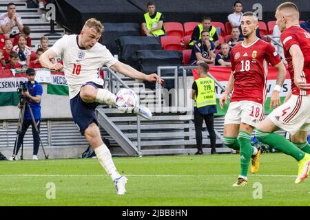 Budapest. 4.. Juni 2022. Der englische Jarrod Bowen (L) schießt während der UEFA Nations League Am 4. Juni 2022 Im Stadion der Puskas Arena in Budapest, Ungarn, ein Spiel der Gruppe 3 zwischen Ungarn und England. Quelle: Attila Volgyi/Xinhua/Alamy Live News Stockfoto