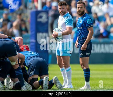 Dublin, Irland. 04.. Juni 2022. Jamison Gibson-Park aus Leinster und Ali Price aus Glasgow sehen sich während des Viertelfinalspiels der United Rugby Championship zwischen Leinster Rugby und Glasgow Warriors am 4. Juni 2022 in der RDS Arena in Dublin, Irland, an (Foto von Andrew SURMA/ Quelle: SIPA USA/Alamy Live News Stockfoto