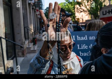 Pro-Choice- und Pro-Life-Unterstützer konfrontierten sich auf der Mott Street zwischen St. Patricks alter Kathedrale und Planned Parenthood. Pro-Choice für Recht auf Abtreibung inszenierte Kundgebung vor der alten Kathedrale von St. Patrick und Pro-Life-Anhänger kontern Protest und drängten sich zur geplanten Elternschaft. Die Polizei versuchte, Demonstranten zu trennen. Pro-life-Anhänger sangen Hymnen und rezitierten Gebete, hielten Rosenkranze. Pro-Choice-Anhänger skandierten Slogans zur Unterstützung der Abtreibungsrechte. (Foto von Lev Radin/Pacific Press) Stockfoto