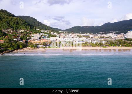 Luftbild schöner strand von patong Phuket Thailand unglaublicher Strand Sand Touristenreiseziel in der andamanensee wunderschöne Insel Phuket Stockfoto