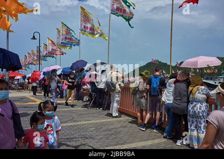 Hongkong, China. 03.. Juni 2022. Zuschauer beobachten die Drachenbootrennen im Dorf Tai O. Jedes Jahr, am 5.. Tag des Mondmonats 5., werden Drachenbootrennen in ganz Hongkong organisiert. Kredit: SOPA Images Limited/Alamy Live Nachrichten Stockfoto