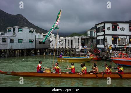 Hongkong, China. 03.. Juni 2022. Die Teilnehmer ziehen nach Drachenbootrennen im Dorf Tai O um. Jedes Jahr, am 5.. Tag des Mondmonats 5., werden Drachenbootrennen in ganz Hongkong organisiert. Kredit: SOPA Images Limited/Alamy Live Nachrichten Stockfoto