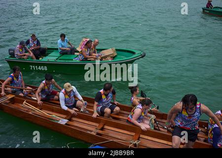 Hongkong, China. 03.. Juni 2022. Die Teilnehmer steigen nach einem Drachenboot-Rennen im Dorf Tai O aus. Jedes Jahr, am 5.. Tag des Mondmonats 5., werden Drachenbootrennen in ganz Hongkong organisiert. Kredit: SOPA Images Limited/Alamy Live Nachrichten Stockfoto