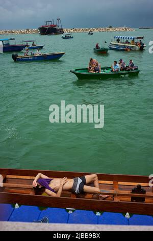 Hongkong, China. 03.. Juni 2022. Ein Teilnehmer ruht nach einem Drachenbootrennen im Dorf Tai O. Jedes Jahr, am 5.. Tag des Mondmonats 5., werden Drachenbootrennen in ganz Hongkong organisiert. Kredit: SOPA Images Limited/Alamy Live Nachrichten Stockfoto