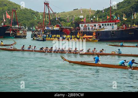 Hongkong, China. 03.. Juni 2022. Vier Boote an der Ziellinie eines Drachenbootrennens im Dorf Tai O. Jedes Jahr, am 5.. Tag des Mondmonats 5., werden Drachenbootrennen in ganz Hongkong organisiert. Kredit: SOPA Images Limited/Alamy Live Nachrichten Stockfoto