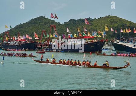 Hongkong, China. 03.. Juni 2022. Zwei Teams beenden ein Drachenbootrennen im Dorf Tai O. Jedes Jahr, am 5.. Tag des Mondmonats 5., werden Drachenbootrennen in ganz Hongkong organisiert. Kredit: SOPA Images Limited/Alamy Live Nachrichten Stockfoto