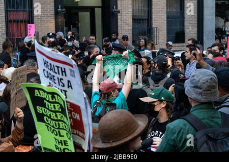 New York, New York, USA. 4.. Juni 2022. Pro-Choice- und Pro-Life-Unterstützer konfrontierten sich auf der Mott Street zwischen St. Patricks alter Kathedrale und Planned Parenthood. Pro-Choice für Recht auf Abtreibung inszenierte Kundgebung vor der alten Kathedrale von St. Patrick und Pro-Life-Anhänger kontern Protest und drängten sich zur geplanten Elternschaft. Die Polizei versuchte, Demonstranten zu trennen. Pro-life-Anhänger sangen Hymnen und rezitierten Gebete, hielten Rosenkranze. Pro-Choice-Anhänger skandierten Slogans zur Unterstützung der Abtreibungsrechte. (Bild: © Lev Radin/Pacific Press V Stockfoto