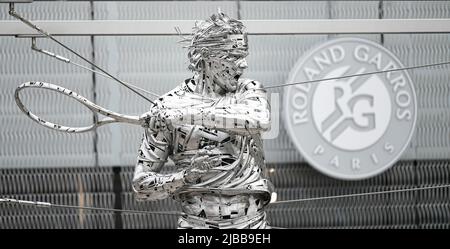 In der Nähe des Philippe Chatrier-Platzes und des neuen Grand Public Entrandes befindet sich die neue Statue des Tennisspielers Rafael Nadal. Werk des Künstlers Jordi Diez Fernandez. Illustration während der French Open, Grand Slam Tennisturnier am 3. Juni 2022 im Roland-Garros Stadion in Paris, Frankreich - Foto Victor Joly / DPPI Stockfoto