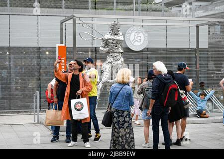 In der Nähe des Philippe Chatrier-Platzes und des neuen Grand Public Entrandes befindet sich die neue Statue des Tennisspielers Rafael Nadal. Werk des Künstlers Jordi Diez Fernandez. Illustration während der French Open, Grand Slam Tennisturnier am 3. Juni 2022 im Roland-Garros Stadion in Paris, Frankreich - Foto Victor Joly / DPPI Stockfoto