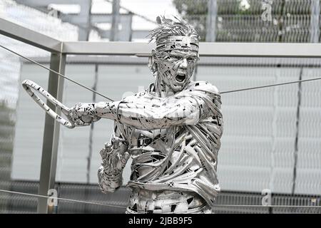 In der Nähe des Philippe Chatrier-Platzes und des neuen Grand Public Entrandes befindet sich die neue Statue des Tennisspielers Rafael Nadal. Werk des Künstlers Jordi Diez Fernandez. Illustration während der French Open, Grand Slam Tennisturnier am 3. Juni 2022 im Roland-Garros Stadion in Paris, Frankreich - Foto Victor Joly / DPPI Stockfoto