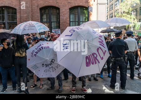 New York, New York, USA. 4.. Juni 2022. Pro-Choice- und Pro-Life-Unterstützer konfrontierten sich auf der Mott Street zwischen St. Patricks alter Kathedrale und Planned Parenthood. Pro-Choice für Recht auf Abtreibung inszenierte Kundgebung vor der alten Kathedrale von St. Patrick und Pro-Life-Anhänger kontern Protest und drängten sich zur geplanten Elternschaft. Die Polizei versuchte, Demonstranten zu trennen. (Bild: © Lev Radin/Pacific Press via ZUMA Press Wire) Stockfoto