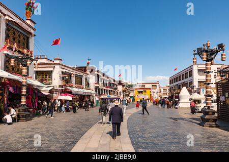 Shigatse, Tibet, China - 5. Juni 2022: Tibetische Pilger, die eine Kora durchführen (Umrundung im Uhrzeigersinn um einen heiligen Ort) Stockfoto