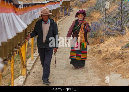 Shigatse, Tibet, China - 5. Juni 2022: Tibetische Pilger, die eine Kora durchführen (Umrundung im Uhrzeigersinn um einen heiligen Ort) Stockfoto