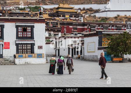 Shigatse, Tibet, China - 5. Juni 2022: Pilger besuchen das Kloster Tashilhunpo in Shigatse, Tibet. Stockfoto