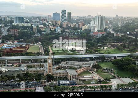 Eine Luftaufnahme des modernen Stadtbildes von Nairobi mit dem Nairobi-Expressweg, der durch die Hauptstadt Kenia, Ostafrika, führt. Nairobi ist Kenyaís Hauptstadt. Der Name kommt von der Maasai Phrase Enkare Nyorobi, die übersetzt "Ort des kühlen Wassers. Neben den wunderschönen architektonischen Stadtlandschaften und dem städtischen Zentrum verfügt die Stadt über den Nairobi National Park, ein großes Wildreservat, das für die Zucht gefährdeter Schwarzer Nashörner bekannt ist und Heimat von Giraffen, Zebras, Leoparden, Löwen und verschiedenen Vogelarten ist. (Foto von Boniface Muthoni/SOPA Images/Sipa USA) Stockfoto