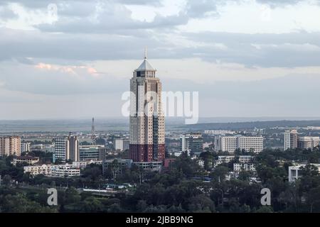 Eine Luftaufnahme des UAP Old Mutual Tower, einem 33-stöckigen Bürokomplex im Upper Hill in Nairobi. Nairobi ist Kenyaís Hauptstadt. Der Name kommt von der Maasai Phrase Enkare Nyorobi, die übersetzt "Ort des kühlen Wassers. Neben den wunderschönen architektonischen Stadtlandschaften und dem städtischen Zentrum verfügt die Stadt über den Nairobi National Park, ein großes Wildreservat, das für die Zucht gefährdeter Schwarzer Nashörner bekannt ist und Heimat von Giraffen, Zebras, Leoparden, Löwen und verschiedenen Vogelarten ist. (Foto von Boniface Muthoni/SOPA Images/Sipa USA) Stockfoto