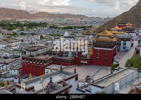 Luftaufnahme des Tashilhunpo-Klosters in Shigatse, Tibet. Stockfoto