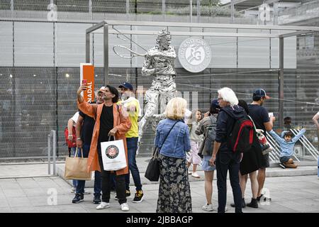 In der Nähe des Philippe Chatrier-Platzes und des neuen Grand Public Entrandes befindet sich die neue Statue des Tennisspielers Rafael Nadal. Werk des Künstlers Jordi Diez Fernandez. Illustration während der French Open, Grand Slam Tennisturnier am 3. Juni 2022 im Roland-Garros-Stadion in Paris, Frankreich - Foto: Victor Joly/DPPI/LiveMedia Stockfoto