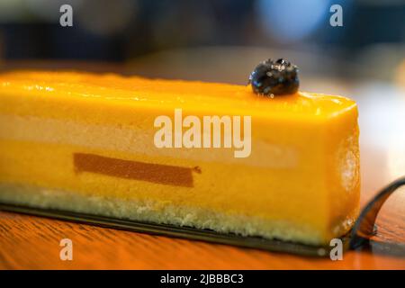 Ein köstlicher, vielschichtiger Mango-Mousse-Kuchen Stockfoto