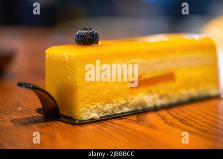 Ein köstlicher, vielschichtiger Mango-Mousse-Kuchen Stockfoto