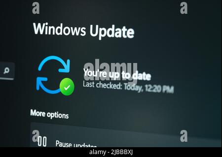 New york, USA - 3. juni 2022: Überprüfung der Windows-Aktualisierung auf dem Laptop-Bildschirm Nahaufnahme Stockfoto