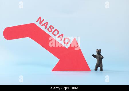 NASDAQ-Index in rotem Abwärtspfeil mit abnehmenden Münzstapel. Pessimistische Kursentwicklung am US-amerikanischen Aktienmarkt. Stockfoto