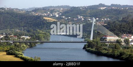 Die Rainha Santa Isabel Brücke wurde 2004 eröffnet und überquert den Mondego Fluss, Coimbra, Portugal Stockfoto