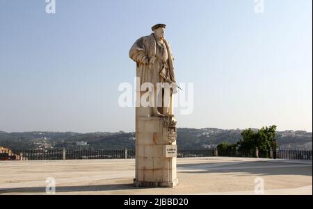 Statue von Joao III von Portugal, von Francisco Franco, errichtet 1950, in Paco das Escolas der Universität von Coimbra, Portugal Stockfoto