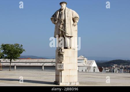 Statue von Joao III von Portugal, von Francisco Franco, errichtet 1950, in Paco das Escolas der Universität von Coimbra, Portugal Stockfoto