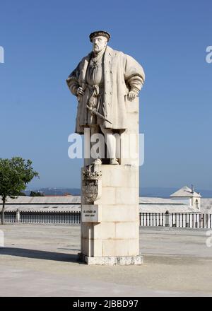 Statue von Joao III von Portugal, von Francisco Franco, errichtet 1950, in Paco das Escolas der Universität von Coimbra, Portugal Stockfoto