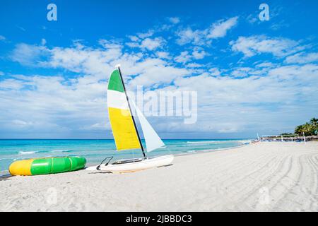 Katamaran landete am schönen Strand von Varadero auf Kuba. Touristenattraktionen an der karibischen Küste. Segelboot auf dem Hintergrund von klarem Türkis Stockfoto