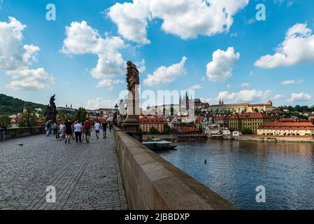 Karlsbrücke mit Prager Burg und Moldau in Prag in der Tschechischen republik während des schönen Frühlingstages Stockfoto