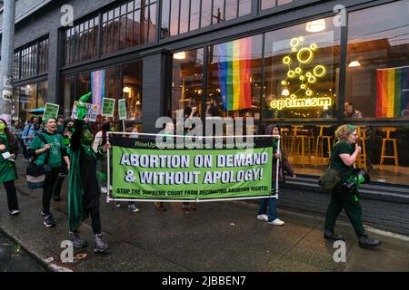 Seattle, USA. 4. Juni 2022. Rise Up 4 Abtreibungsrechte Stürzen Roe? Verdammt, Nein! marschieren Sie auf dem Capitol Hill, um Roe V. Wade zu unterstützen und zu erhalten. Nach der Meldung, dass der Oberste Gerichtshof bereit sein könnte, das historische Gesetz zu stürzen, wurden im ganzen Land anhaltende wöchentliche Proteste durchgeführt. Aktivisten schwören, aufzustehen und Roe V. Wade zu schützen, um die Aufhebung der historischen wegweisenden Entscheidung zu verhindern, die Frauen 1973 das Recht auf freie Wahl eingab. James Anderson/Alamy Live News Stockfoto