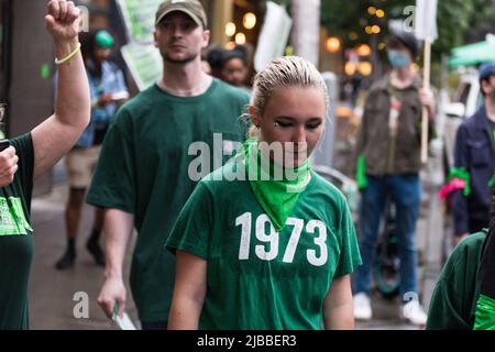 Seattle, USA. 4. Juni 2022. Rise Up 4 Abtreibungsrechte Stürzen Roe? Verdammt, Nein! marschieren Sie auf dem Capitol Hill, um Roe V. Wade zu unterstützen und zu erhalten. Nach der Meldung, dass der Oberste Gerichtshof bereit sein könnte, das historische Gesetz zu stürzen, wurden im ganzen Land anhaltende wöchentliche Proteste durchgeführt. Aktivisten schwören, aufzustehen und Roe V. Wade zu schützen, um die Aufhebung der historischen wegweisenden Entscheidung zu verhindern, die Frauen 1973 das Recht auf freie Wahl eingab. James Anderson/Alamy Live News Stockfoto