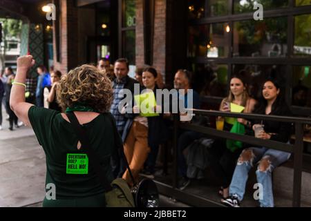 Seattle, USA. 4. Juni 2022. Rise Up 4 Abtreibungsrechte Stürzen Roe? Verdammt, Nein! marschieren Sie auf dem Capitol Hill, um Roe V. Wade zu unterstützen und zu erhalten. Nach der Meldung, dass der Oberste Gerichtshof bereit sein könnte, das historische Gesetz zu stürzen, wurden im ganzen Land anhaltende wöchentliche Proteste durchgeführt. Aktivisten schwören, aufzustehen und Roe V. Wade zu schützen, um die Aufhebung der historischen wegweisenden Entscheidung zu verhindern, die Frauen 1973 das Recht auf freie Wahl eingab. James Anderson/Alamy Live News Stockfoto