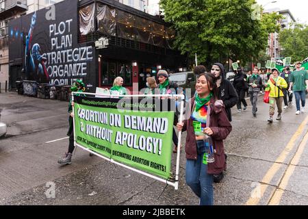 Seattle, USA. 4. Juni 2022. Rise Up 4 Abtreibungsrechte Stürzen Roe? Verdammt, Nein! marschieren Sie auf dem Capitol Hill, um Roe V. Wade zu unterstützen und zu erhalten. Nach der Meldung, dass der Oberste Gerichtshof bereit sein könnte, das historische Gesetz zu stürzen, wurden im ganzen Land anhaltende wöchentliche Proteste durchgeführt. Aktivisten schwören, aufzustehen und Roe V. Wade zu schützen, um die Aufhebung der historischen wegweisenden Entscheidung zu verhindern, die Frauen 1973 das Recht auf freie Wahl eingab. James Anderson/Alamy Live News Stockfoto