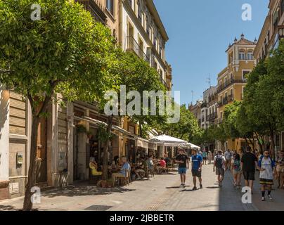 Nicht identifizierte Personen, die eine Straße in der Altstadt, Andalusien und Sevilla entlang gehen Stockfoto