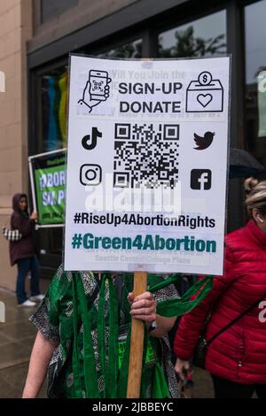 Seattle, USA. 4. Juni 2022. Rise Up 4 Abtreibungsrechte Stürzen Roe? Verdammt, Nein! marschieren Sie auf dem Capitol Hill, um Roe V. Wade zu unterstützen und zu erhalten. Nach der Meldung, dass der Oberste Gerichtshof bereit sein könnte, das historische Gesetz zu stürzen, wurden im ganzen Land anhaltende wöchentliche Proteste durchgeführt. Aktivisten schwören, aufzustehen und Roe V. Wade zu schützen, um die Aufhebung der historischen wegweisenden Entscheidung zu verhindern, die Frauen 1973 das Recht auf freie Wahl eingab. James Anderson/Alamy Live News Stockfoto