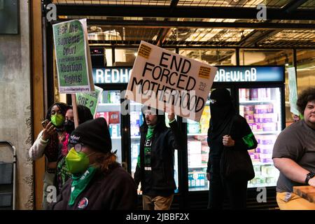 Seattle, USA. 4. Juni 2022. Rise Up 4 Abtreibungsrechte Stürzen Roe? Verdammt, Nein! marschieren Sie auf dem Capitol Hill, um Roe V. Wade zu unterstützen und zu erhalten. Nach der Meldung, dass der Oberste Gerichtshof bereit sein könnte, das historische Gesetz zu stürzen, wurden im ganzen Land anhaltende wöchentliche Proteste durchgeführt. Aktivisten schwören, aufzustehen und Roe V. Wade zu schützen, um die Aufhebung der historischen wegweisenden Entscheidung zu verhindern, die Frauen 1973 das Recht auf freie Wahl eingab. James Anderson/Alamy Live News Stockfoto