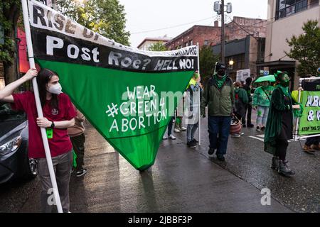 Seattle, USA. 4. Juni 2022. Rise Up 4 Abtreibungsrechte Stürzen Roe? Verdammt, Nein! marschieren Sie auf dem Capitol Hill, um Roe V. Wade zu unterstützen und zu erhalten. Nach der Meldung, dass der Oberste Gerichtshof bereit sein könnte, das historische Gesetz zu stürzen, wurden im ganzen Land anhaltende wöchentliche Proteste durchgeführt. Aktivisten schwören, aufzustehen und Roe V. Wade zu schützen, um die Aufhebung der historischen wegweisenden Entscheidung zu verhindern, die Frauen 1973 das Recht auf freie Wahl eingab. James Anderson/Alamy Live News Stockfoto