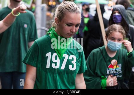 Seattle, USA. 4. Juni 2022. Rise Up 4 Abtreibungsrechte Stürzen Roe? Verdammt, Nein! marschieren Sie auf dem Capitol Hill, um Roe V. Wade zu unterstützen und zu erhalten. Nach der Meldung, dass der Oberste Gerichtshof bereit sein könnte, das historische Gesetz zu stürzen, wurden im ganzen Land anhaltende wöchentliche Proteste durchgeführt. Aktivisten schwören, aufzustehen und Roe V. Wade zu schützen, um die Aufhebung der historischen wegweisenden Entscheidung zu verhindern, die Frauen 1973 das Recht auf freie Wahl eingab. James Anderson/Alamy Live News Stockfoto