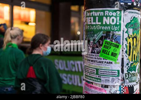 Seattle, USA. 4. Juni 2022. Rise Up 4 Abtreibungsrechte Stürzen Roe? Verdammt, Nein! marschieren Sie auf dem Capitol Hill, um Roe V. Wade zu unterstützen und zu erhalten. Nach der Meldung, dass der Oberste Gerichtshof bereit sein könnte, das historische Gesetz zu stürzen, wurden im ganzen Land anhaltende wöchentliche Proteste durchgeführt. Aktivisten schwören, aufzustehen und Roe V. Wade zu schützen, um die Aufhebung der historischen wegweisenden Entscheidung zu verhindern, die Frauen 1973 das Recht auf freie Wahl eingab. James Anderson/Alamy Live News Stockfoto