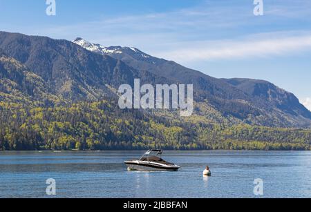 Wunderschöner Blick auf Cultus Lake, BC, Kanada. Entspannen Sie sich in Cultus Lake, Chilliwack. Blick auf einen schönen See mit Pier und Bergen im Hintergrund. Stockfoto