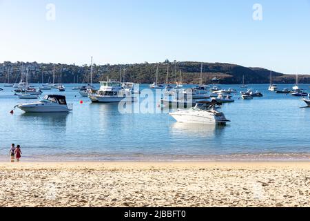 Balmoral Beach in Sydney und Boote, die im Hafen, NSW, Australien, mit blauem Himmel festgemacht sind, kopieren Platz Stockfoto