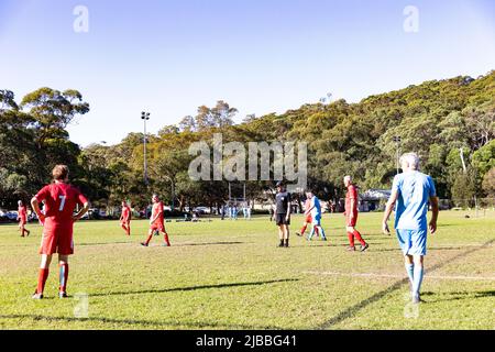 Australian Grass Roots Amateur-Fußballspiel gespielt im Balmoral Oval in Sydney mit Schiedsrichter in typischen schwarzen Sport-Kit, Sydney, Australien Stockfoto