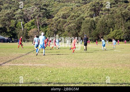 Amateur Football Soccer Australia, Männer spielen über das 45-Fußballspiel in der Manly Warringah Football League, Sydney, Australien an einem Wintertag Stockfoto