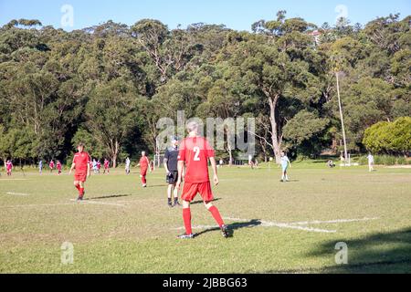 Amateur Football Soccer Australia, Männer spielen über das 45-Fußballspiel in der Manly Warringah Football League, Sydney, Australien an einem Wintertag Stockfoto